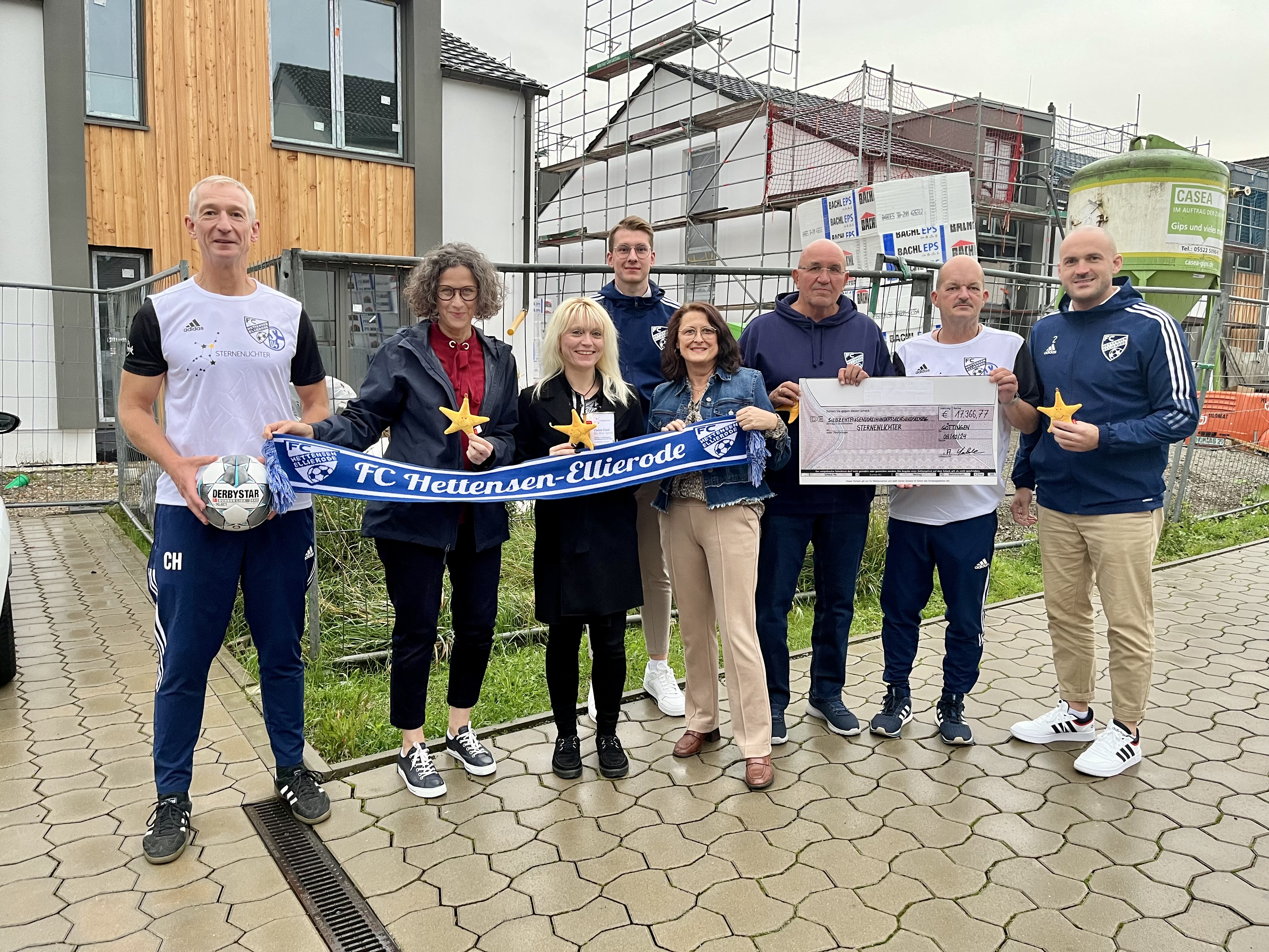 FCHE-Projektteam und Vertreterinnen der Sternenlichter auf der Baustelle, v.l.n.r.: Carsten Heese, Gabriele Pfahlert, Maren Iben, Henrik Jeske, Nicole Zimmer, Ernst-Hermann Steinfeld, Eric Seebode, Daniel Klinge